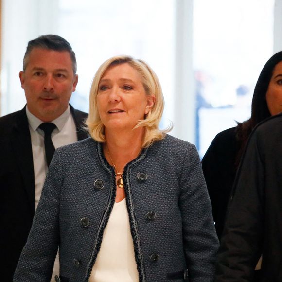 Cette dernière vient d'être condamnée à cinq ans d'inéligibilité avec effet immédiat ainsi que quatre ans de prison dont deux fermes aménagés sous bracelet électronique et 100 000 euros d'amende dans l'affaire des assistants parlementaires du FN (ancêtre du RN).

Marine Le Pen et son avocat Rodolphe Bosselut - Marine Le Pen arrive au tribunal de Paris pour entendre le jugement dans le cadre du procès des assistants parlementaires du FN le 31 mars 2025.

© Christophe Clovis / Bestimage