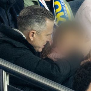 La soirée était également marquée par les commémorations du 13 novembre, donnant un poids symbolique supplémentaire à la rencontre. 

Guillaume Canet et ses enfants Marcel et Louise dans les tribunes du match de qualification de la Coupe du monde 2026 entre la France contre l'Ukraine (4-0) au Parc des Princes à Paris le 13 novembre 2025. © Cyril moreau/Bestimage