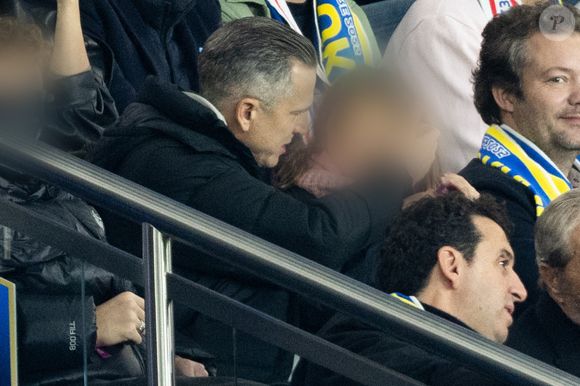 La soirée était également marquée par les commémorations du 13 novembre, donnant un poids symbolique supplémentaire à la rencontre. 

Guillaume Canet et ses enfants Marcel et Louise dans les tribunes du match de qualification de la Coupe du monde 2026 entre la France contre l'Ukraine (4-0) au Parc des Princes à Paris le 13 novembre 2025. © Cyril moreau/Bestimage