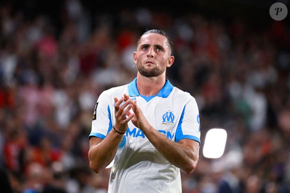Adrien Rabiot, né en 1995, a joué au PSG, à la Juventus puis à l’OM, où il évolue actuellement comme milieu de terrain.

Adrien Rabiot ( 25 - Olympique Marseille ) applaudit les fans lors du match de Ligue 1 entre le Stade Rennais FC et l'Olympique de Marseille le 15 août 2025 à Rennes. 

© Federico Pestellini / PsnewZ / Bestimage