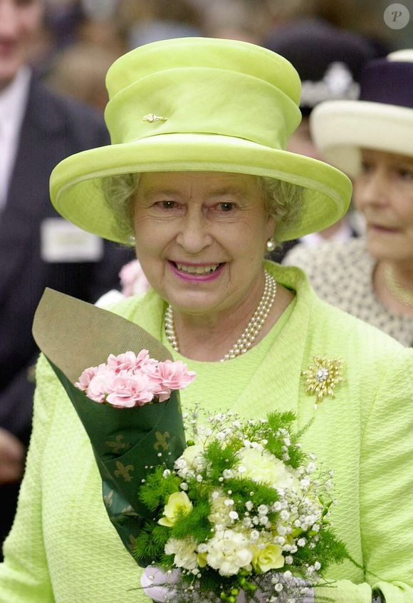 La reine Elizabeth II a laissé une lettre pour le futur

La Reine Elizabeth II lors de sa tournée du jubilé d'or.  Crédit : ohn Stillwell/PA Wire