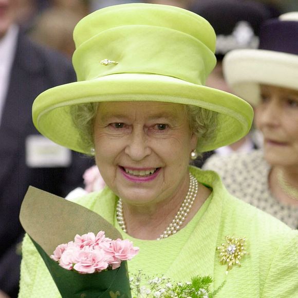 La reine Elizabeth II a laissé une lettre pour le futur

La Reine Elizabeth II lors de sa tournée du jubilé d'or.  Crédit : ohn Stillwell/PA Wire