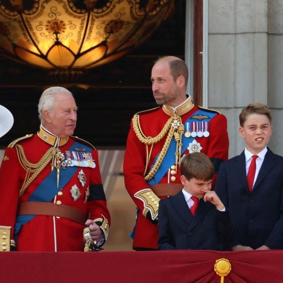 Le roi Charles III d'Angleterre et Camilla Parker Bowles, reine consort d'Angleterre, Le prince William, prince de Galles,Le prince Louis de Galles, Le prince George de Galles, Catherine (Kate) Middleton, princesse de Galles, La princesse Charlotte de Galles - Les membres de la famille royale britannique à Buckingham Palace lors de la cérémonie Trooping the Colour à Londres, le 14 juin 2025. 
© Alpha Press / Bestimage