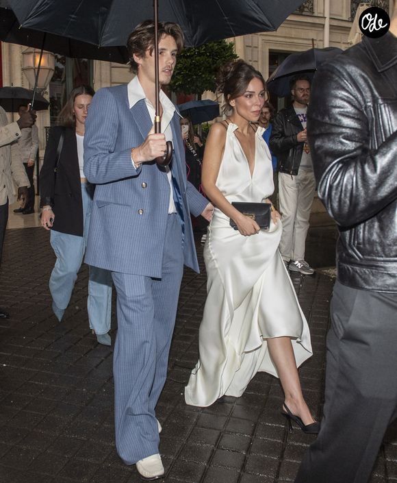 Pour dissiper tout doute quant à ce qu'il se tramait dans cette cabine, Cruz a légendé sa publication d'un message très enthousiaste : "yeah we got posh back in the studio :)" ("On a ramené Posh en studio"). 

David Beckham quitte l'hôtel La Réserve en famille pour assister au défilé de sa femme V.Beckham au château de Bagatelle lors de la Fashion Week de Paris (PFW), le 27 septembre 2024. © Goff / Bestimage