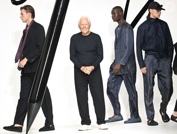Le styliste de mode italien Giorgio Armani à la fin de la présentation de sa collection homme printemps/été 2024 lors de la Fashion Week de Milan 2023, à Milan, Italie, le 19 juin 2023. La Fashion Week de Milan se déroule du 16 au 20 juin. © ANSA/Zuma Press/Bestimage