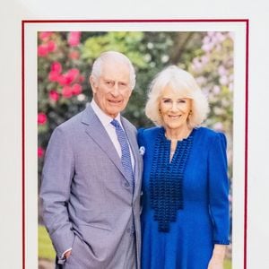 La carte de Noël 2024 représente le roi Charles III et la reine Camilla devant un arbre de Noël au palais de Buckingham à Londres. La photo a été prise dans les jardins de Buckingham Palace par Millie Pilkington. Date de la photo : jeudi 5 décembre 2024.