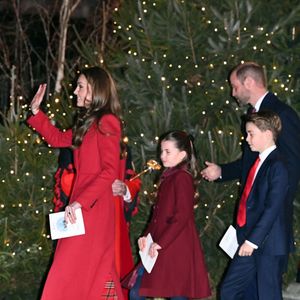 Catherine (Kate) Middleton, princesse de Galles, le prince William, prince de Galles, le prince George de Galles, la princesse Charlotte de Galles, et le prince Louis de Galles,, à la sortie du service Together At Christmas Carol à l'abbaye de Westminster à Londres, Royaume Uni © Justin Goff/GoffPhotos/Bestimage