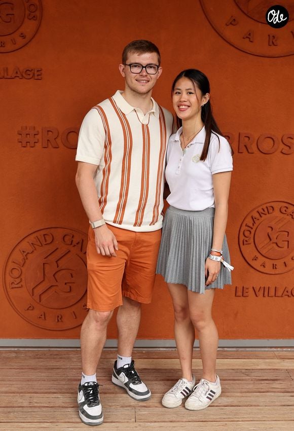 L'aîné partage la vie de Melody Sok depuis maintenant sept longues années

Alexis Lebrun et Melody Sok - Les célébrités au photocall du village lors des Internationaux de France de Tennis de Roland Garros 2026. Paris, le 31 mai 2026. © Jacovides / Bestimage