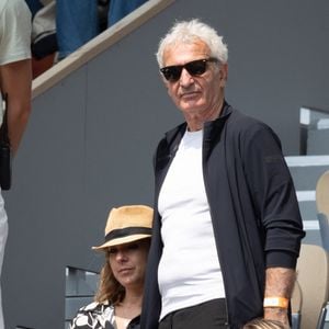 Raymond Domenech et son partenaire en tribune lors des Internationaux de France 2025 à Roland Garros le 03 juin 2025 à Paris, France. Photo de Nasser Berzane/ABACAPRESS.COM