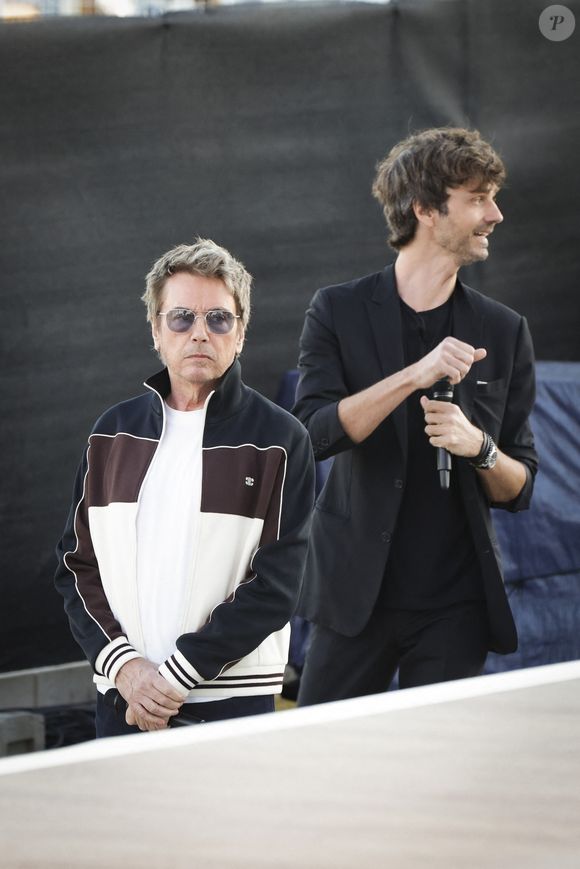 Exclusif - David et Jean-Michel Jarre sur le plateau de l'émission "C à vous" lors du 77ème Festival International du Film de Cannes, France, le 16 mai 2024. © Jack Tribeca/Bestimage