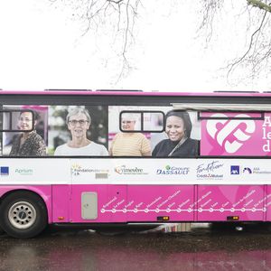 L’opération vise à prévenir et dépister les maladies cardiovasculaires chez les femmes, un enjeu majeur en France.

Illustration lors de l'inauguration du "Bus du coeur des femmes" à Argenteuil de l'association "Agir pour le coeur de femmes" avec le soutien de la Fondation Marc Ladreit de Lacharrière le 11 mars 2026.
© Jack Tribeca / Bestimage
