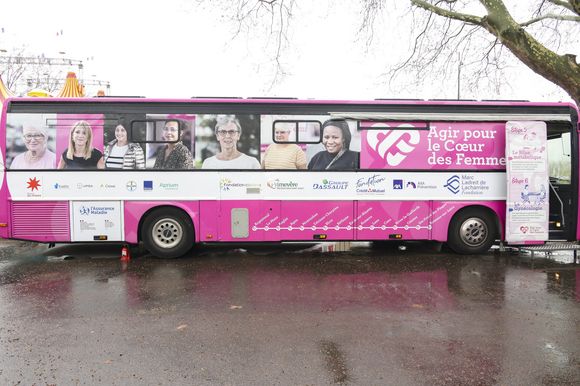 L’opération vise à prévenir et dépister les maladies cardiovasculaires chez les femmes, un enjeu majeur en France.

Illustration lors de l'inauguration du "Bus du coeur des femmes" à Argenteuil de l'association "Agir pour le coeur de femmes" avec le soutien de la Fondation Marc Ladreit de Lacharrière le 11 mars 2026.
© Jack Tribeca / Bestimage