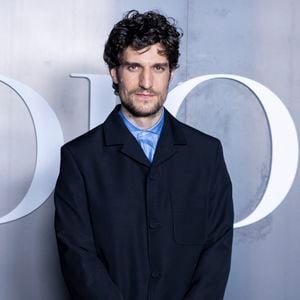 Oumy, la fille de l'ancien couple d'acteurs, est apparue aux côtés de son père.

Louis Garrel au photocall du défilé Dior Homme à l'École-Militaire lors de la semaine de la mode masculine automne/hiver 2025-2026 à Paris, France, le 24 janvier 2025. © Olivier Borde/Bestimage