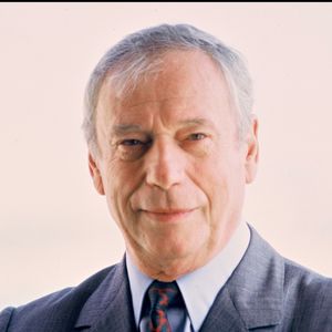 une grosse somme héritée de l'acteur à la mort de celui-ci en 1991. 

Yves Montand au festival de Cannes