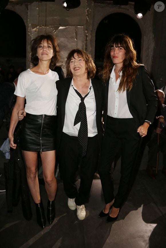Charlotte Gainsbourg, Jane Birkin et Lou Doillon assistent au défilé Saint Laurent dans le cadre de la Fashion Week Paris Ready to Wear Spring/Summer 2017 le 27 septembre 2016 à Paris, France. Photo par Jerome Domine /ABACAPRESS.COM