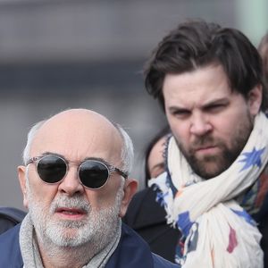 Gérard Jugnot et son fils Arthur Jugnot lors des obsèques de Véronique Colucci au cimetière communal de Montrouge, le 12 avril 2018. Agence / Bestimage