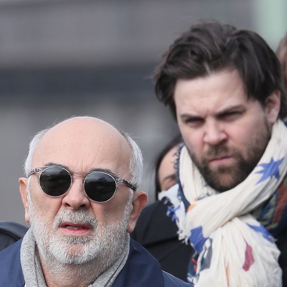Gérard Jugnot et son fils Arthur Jugnot lors des obsèques de Véronique Colucci au cimetière communal de Montrouge, le 12 avril 2018. Agence / Bestimage