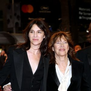 Charlotte Gainsbourg et sa mère Jane Birkin (habillée en Céline) - Montée des marches du film «Jane par Charlotte» lors du 74ème Festival International du Film de Cannes. Le 7 juillet 2021
© Borde-Jacovides-Moreau / Bestimage