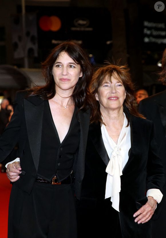Charlotte Gainsbourg et sa mère Jane Birkin (habillée en Céline) - Montée des marches du film «Jane par Charlotte» lors du 74ème Festival International du Film de Cannes. Le 7 juillet 2021
© Borde-Jacovides-Moreau / Bestimage
