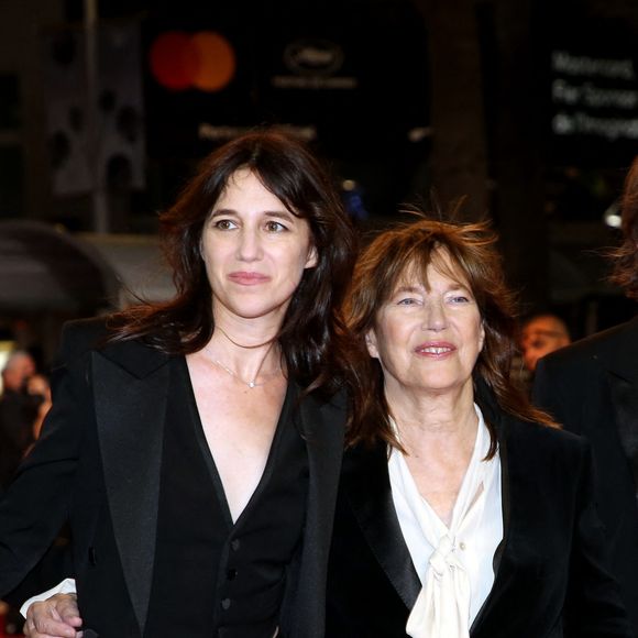 Charlotte Gainsbourg et sa mère Jane Birkin (habillée en Céline) - Montée des marches du film «Jane par Charlotte» lors du 74ème Festival International du Film de Cannes. Le 7 juillet 2021
© Borde-Jacovides-Moreau / Bestimage