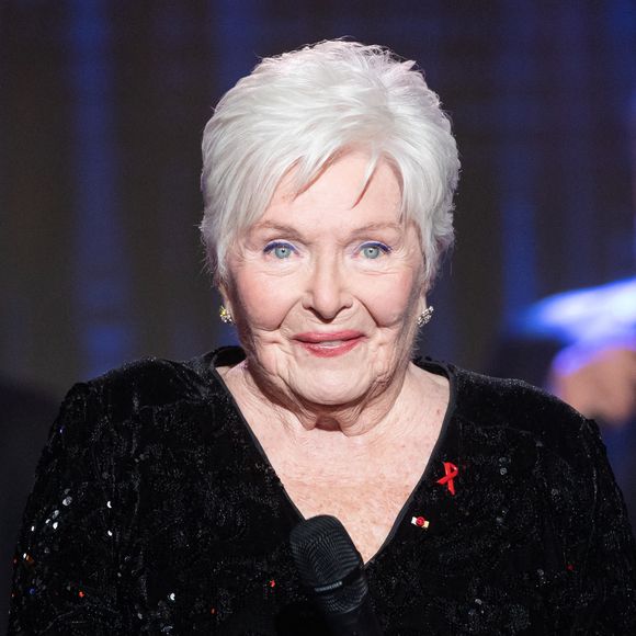 Exclusif - Line Renaud - Enregistrement de l'émission "Sidaction, ensemble contre le Sida - Merci Line" au Paradis Latin à Paris, qui sera diffusée le 27 mars sur France 2. Le 1er mars 2021.   © C.Guirec-C.Moreau / Bestimage