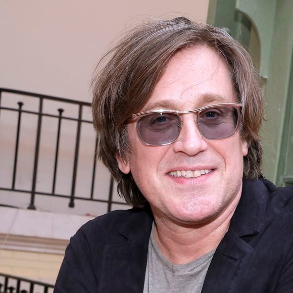 Malgré le temps qui passe, Thomas Dutronc traverse toujours une période de deuil particulièrement éprouvante et sinueuse.

Thomas Dutronc lors de la remise du 4ème prix Gotlib en marge du festival du livre au Grand Palais à Paris le 18 avril 2026.

© Cédric Perrin / Bestimage