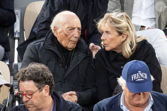 Jacques Séguéla avec sa femme Sophie dans les tribunes lors de la session du soir des Internationaux de France de Tennis de Roland Garros 2025, à Paris, France, le 4 juin 2025. © Jacovides-Moreau/Bestimage