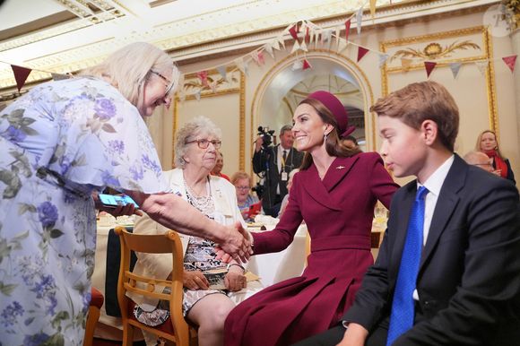 Catherine (Kate) Middleton, princesse de Galles, Le prince George de Galles -Les membres de la famille royale britannique assistent à la célébration du 80ème anniversaire de la fin de la Seconde guerre mondiale (VE80 Tea Party) au palais de Buckingham, à Londres, au Royaume-Uni, le 5 mai 2025. 

© Yui Mok/WPA-Pool / Julien Burton / Bestimage