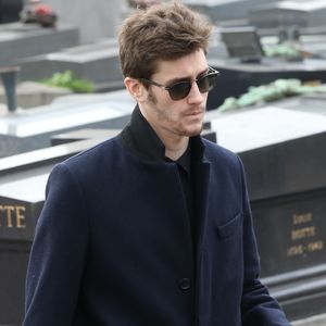En mai sur la Toile, l'acteur a annoncé la disparition de sa mère Muriel Maunier, dont il était particulièrement proche. 

Jean-Baptiste Maunier lors des obsèques de Véronique Colucci au cimetière communal de Montrouge, le 12 avril 2018.