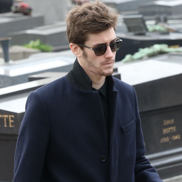 En mai sur la Toile, l'acteur a annoncé la disparition de sa mère Muriel Maunier, dont il était particulièrement proche. 

Jean-Baptiste Maunier lors des obsèques de Véronique Colucci au cimetière communal de Montrouge, le 12 avril 2018.