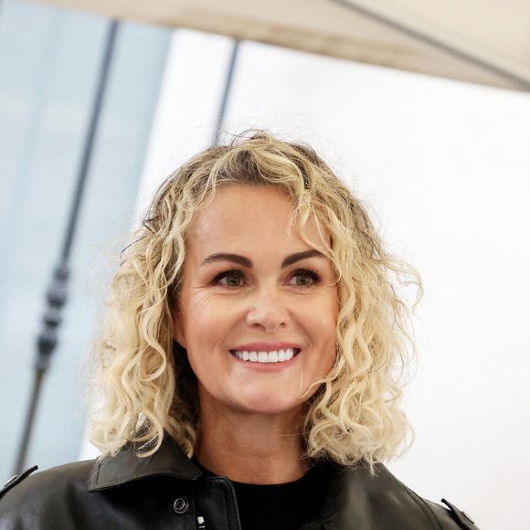 Laeticia Hallyday lors de l'inauguration d'une plaque commémorative en hommage à Johnny Hallyday devant l'immeuble où le chanteur français a grandi dans le 9ème arrondissement de Paris, France, le 22 décembre 2023.

© Dominique Jacovides/Bestimage