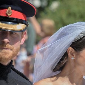 En cause ? Le voile que portait Meghan Markle qui semblait totalement inapproprié pour la femme du prince Philip mais aussi... sa robe blanche

Le prince Harry, duc de Sussex, et Meghan Markle, duchesse de Sussex, en calèche au château de Windsor après la cérémonie de leur  mariage au château de Windsor, Royaume Uni, le 19 mai 2018.