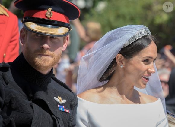 En cause ? Le voile que portait Meghan Markle qui semblait totalement inapproprié pour la femme du prince Philip mais aussi... sa robe blanche

Le prince Harry, duc de Sussex, et Meghan Markle, duchesse de Sussex, en calèche au château de Windsor après la cérémonie de leur  mariage au château de Windsor, Royaume Uni, le 19 mai 2018.