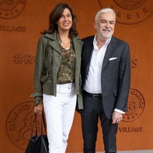 Pascal Praud et sa compagne Catherine Bancarel au photocall du village lors des Internationaux de France de Tennis de Roland Garros 2026, à Paris, France, le 5 juin 2026. © Jacovides-Moreau/Bestimage