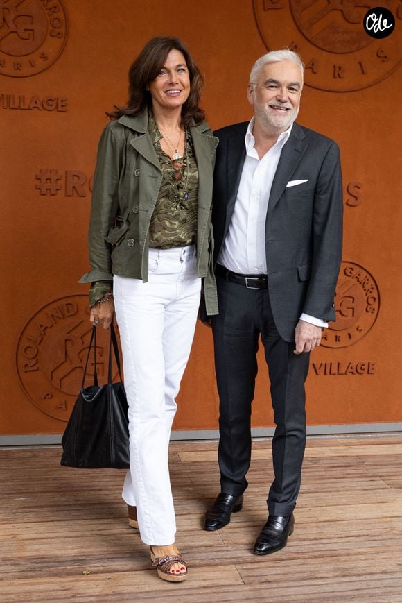 Pascal Praud et sa compagne Catherine Bancarel au photocall du village lors des Internationaux de France de Tennis de Roland Garros 2026, à Paris, France, le 5 juin 2026. © Jacovides-Moreau/Bestimage