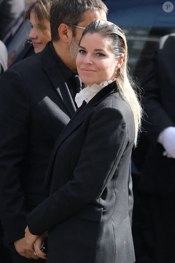 Tout en ajoutant : "C’est toujours une décision extrêmement difficile, mais nous savons que c’est ce qu’il y a de mieux pour qu’elle puisse partir paisiblement. Elle laisse derrière elle des souvenirs a énormément d’entre vous (...)".

Sophie Tapie (fille du défunt) - Sorties de la messe funéraire en hommage à Bernard Tapie en l'église Saint-Germain-des-Prés à Paris. Le 6 octobre 2021
© Jacovides-Moreau / Bestimage