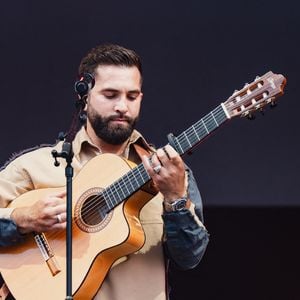 Ses admirateurs ont accueilli la nouvelle avec enthousiasme, certains affirmant avoir déjà lu son ouvrage plusieurs fois.

Kendji Girac - Les artistes sur la scène du V and B Fest' à Château-Gontier sur Mayenne le 21 août 2025 © Alexandre Fumeron / Afterdepth / Bestimage