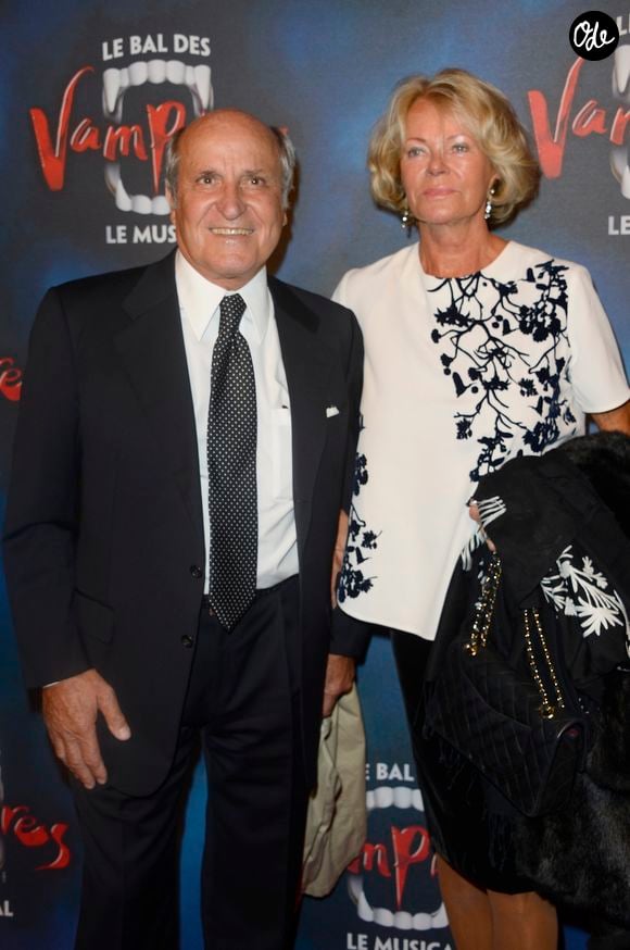 Surnommé "le tigre de papier glacé", il a ensuite créé des succès incontournables comme "Femme Actuelle", "Capital" ou "Voici".

Axel Ganz et sa femme Renate - Générale de la comédie musicale "Le Bal des Vampires" au Théâtre Mogador à Paris, le 16 octobre 2014.

COADIC GUIREC / BESTIMAGE