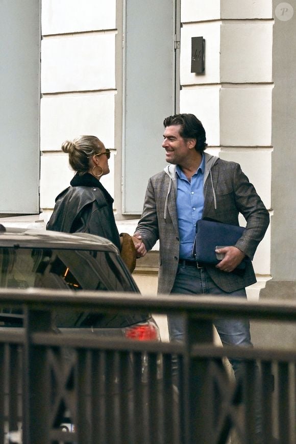 Exclusif - Laeticia Hallyday visite des appartements à louer dans Paris, France, le 7 octobre 2025. © Agence / Bestimage