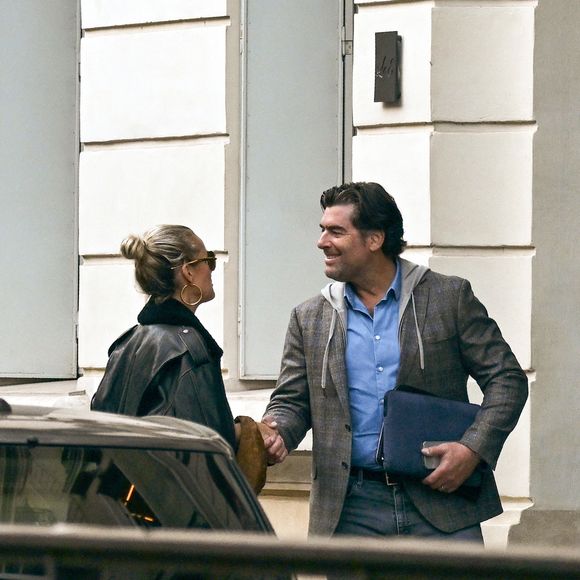 Exclusif - Laeticia Hallyday visite des appartements à louer dans Paris, France, le 7 octobre 2025. © Agence / Bestimage