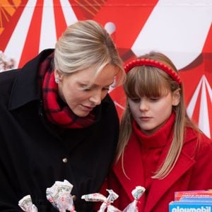 La princesse Charlène de Monaco, La princesse Gabriella de Monaco, comtesse de Carladès - La famille princière de Monaco offre les traditionnels cadeaux de Noël aux enfants monégasques dans la Cour du Palais Princier, le 18 décembre 2024. 
© Olivier Huitel / Pool Monaco / Bestimage