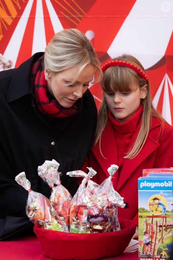 La princesse Charlène de Monaco, La princesse Gabriella de Monaco, comtesse de Carladès - La famille princière de Monaco offre les traditionnels cadeaux de Noël aux enfants monégasques dans la Cour du Palais Princier, le 18 décembre 2024. 
© Olivier Huitel / Pool Monaco / Bestimage