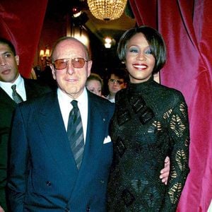 Tout au long de ses sept décennies de carrière, il a découvert et produit des icônes de la musique telles que Janis Joplin, Bruce Springsteen, Aretha Franklin ou encore Alicia Keys.

Whitney Houston et Clive Davsi célèbrent la sortie de l'album "My love is your love" à Londres le 14 novembre 1999. Bestimage