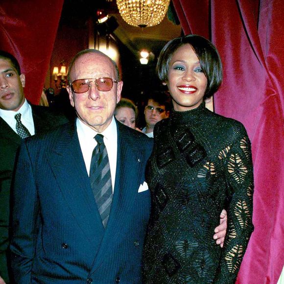 Tout au long de ses sept décennies de carrière, il a découvert et produit des icônes de la musique telles que Janis Joplin, Bruce Springsteen, Aretha Franklin ou encore Alicia Keys.

Whitney Houston et Clive Davsi célèbrent la sortie de l'album "My love is your love" à Londres le 14 novembre 1999. Bestimage