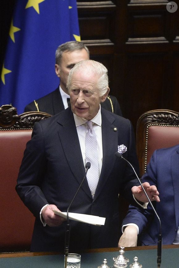 Le roi Charles III d'Angleterre, prononce un discours devant le Parlement italien, en présence de Camilla Parker Bowles, reine consort d'Angleterre, à Rome, le 9 avril 2025. (Backgrid UK/ Bestimage).