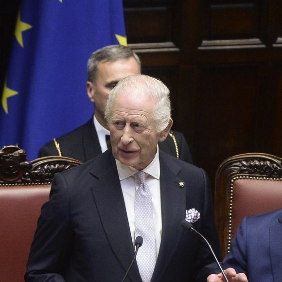 Le roi Charles III d'Angleterre, prononce un discours devant le Parlement italien, en présence de Camilla Parker Bowles, reine consort d'Angleterre, à Rome, le 9 avril 2025. (Backgrid UK/ Bestimage).