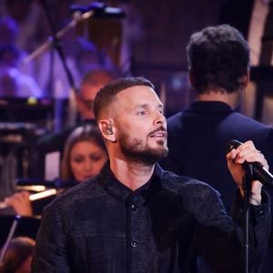 Dans la story de M. Pokora, on peut le voir en pleine balade à vélo sur la plage de Venice Beach sous un grand ciel bleu.

Matt Pokora (M. Pokora) lors de l'enregistrement de l'émission Le Grand Echiquier - Spécial Claude François présentée par C.Chazal et A.Manoukian et diffusée le 13 janvier sur France, à l'Opéra royal du château de Versailles, accompagné par l'Orchestre de l'Opéra Royal à Versailles, France, le 16 septembre 2025. Jack Tribeca/Bestimage