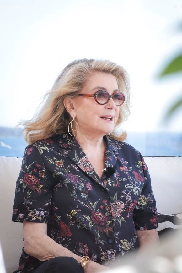 Exclusif - Catherine Deneuve interviewée par Augustin Trapenard pour l'émission "Brut" lors du 77ème Festival International du Film de Cannes. Le 22 mai 2024. © Jack Tribeca / Bestimage