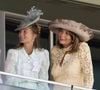 Le magazine "Hello !" souligne l'aisance de Alizée Thevenet, l'épouse de James Middleton, le frère de la future reine, au sein des événements royaux.
Alizée Thevenet et Carole Middleton au Royal Ascot 2025, le 18 juin 2025. Dana Press / Bestimage