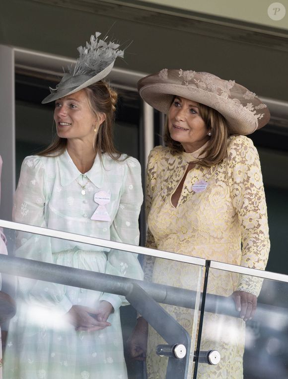 Le magazine "Hello !" souligne l'aisance de Alizée Thevenet, l'épouse de James Middleton, le frère de la future reine, au sein des événements royaux.

Alizée Thevenet et Carole Middleton au Royal Ascot 2025, le 18 juin 2025. Dana Press / Bestimage